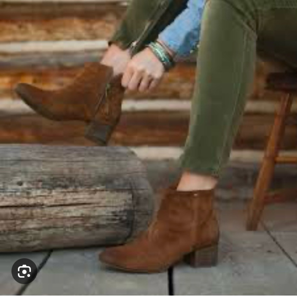 🆕Women’s TRASK Italian suede Vivian Teak boots. Size 11. NIB